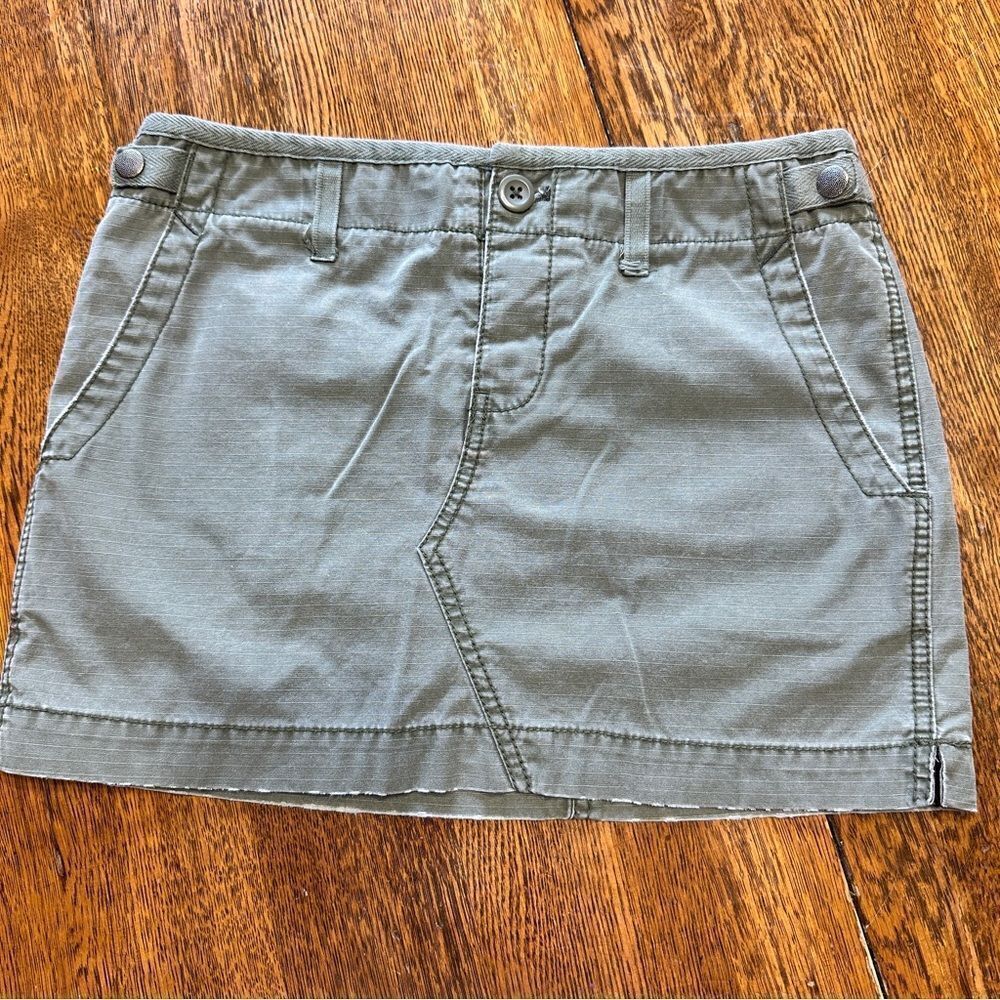 American Eagle army green skirt with pockets. Size 2
